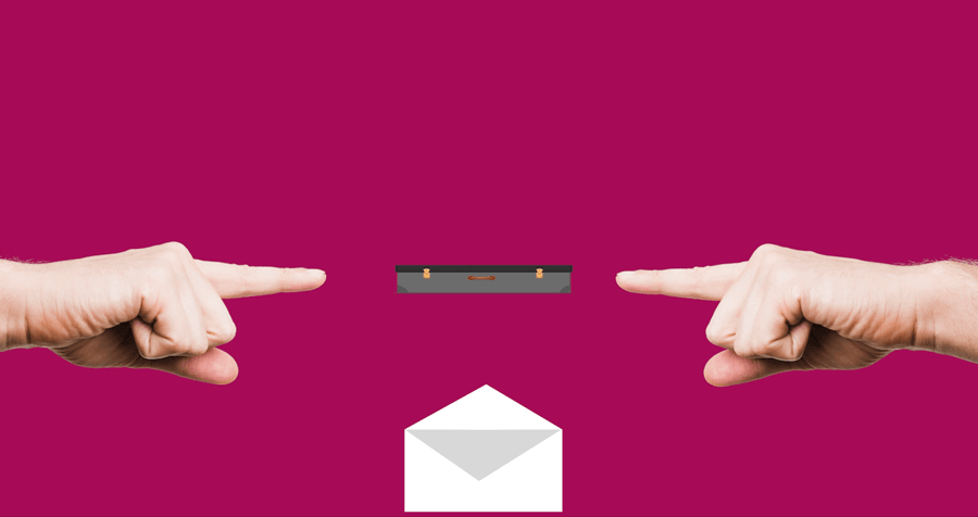 Zwei Hände die jeweils von links und rechts mit dem Zeigefinger auf einen geöffneten Koffer zeigen, unter dem Koffer befindet sich ein geöffneter Briefumschlag